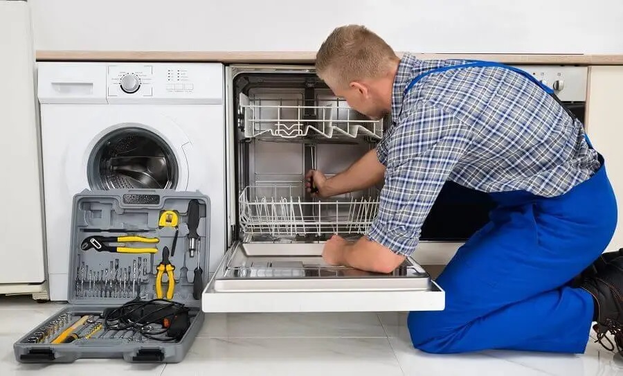 Kızılcahamam Smeg servisi teknisyen ekibi beyaz eşya tamiri yaparken